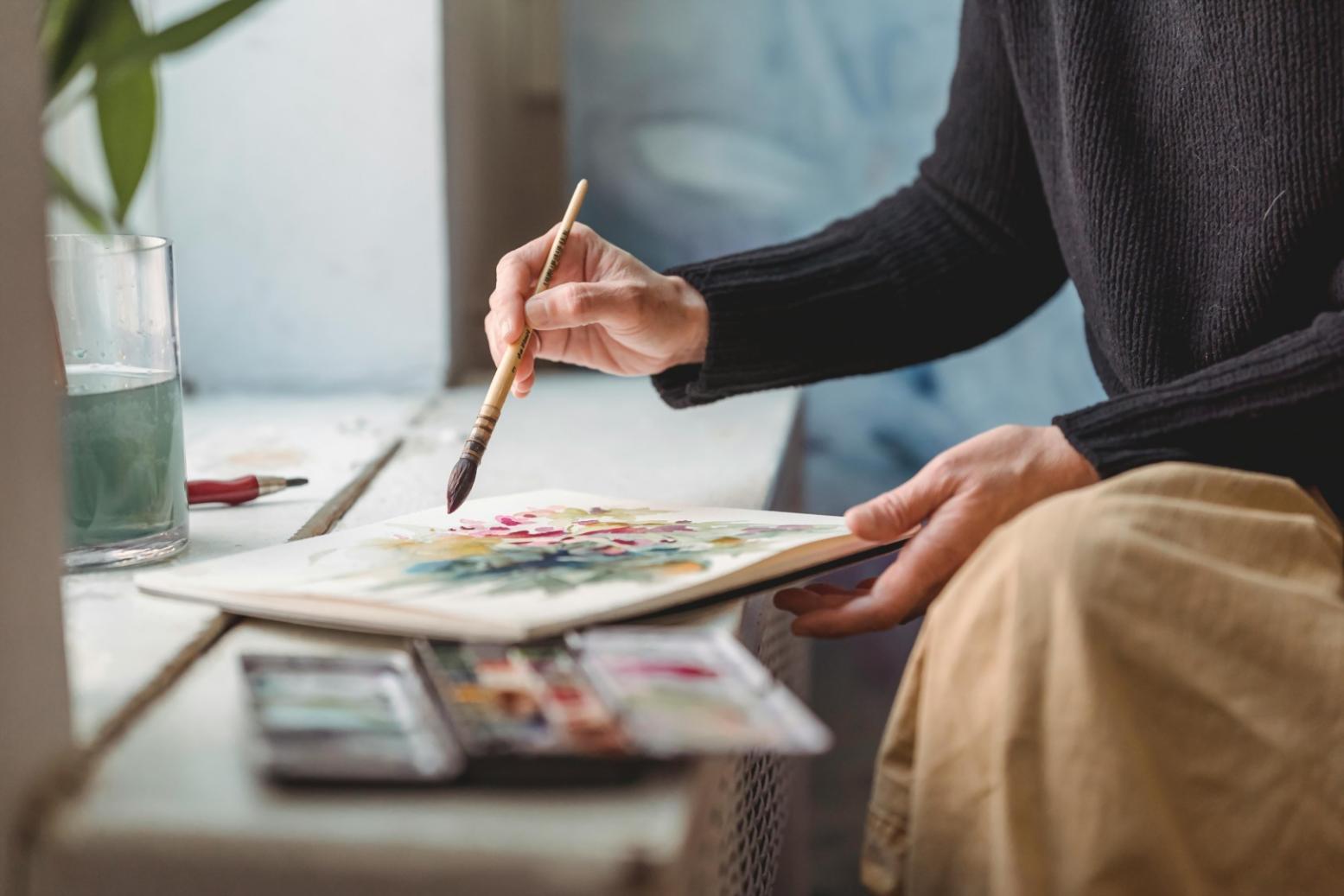 Estudiante trabajando en ilustración digital de personaje fantástico